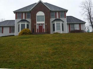 9 Nicole Way, Chestnut Ridge, NY 10977