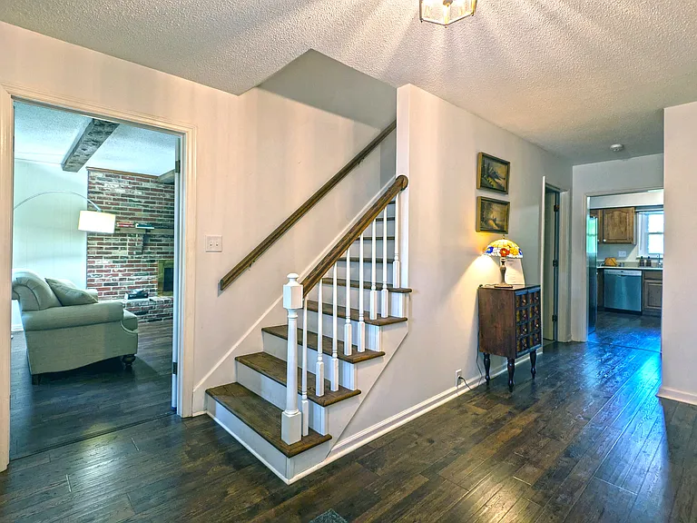 3204 W Twickingham Dr — Photo 8