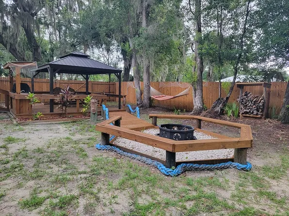 300 7th Ave, Welaka, FL 32193