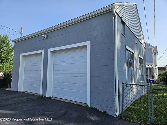 2nd image of 1105 Rundle St