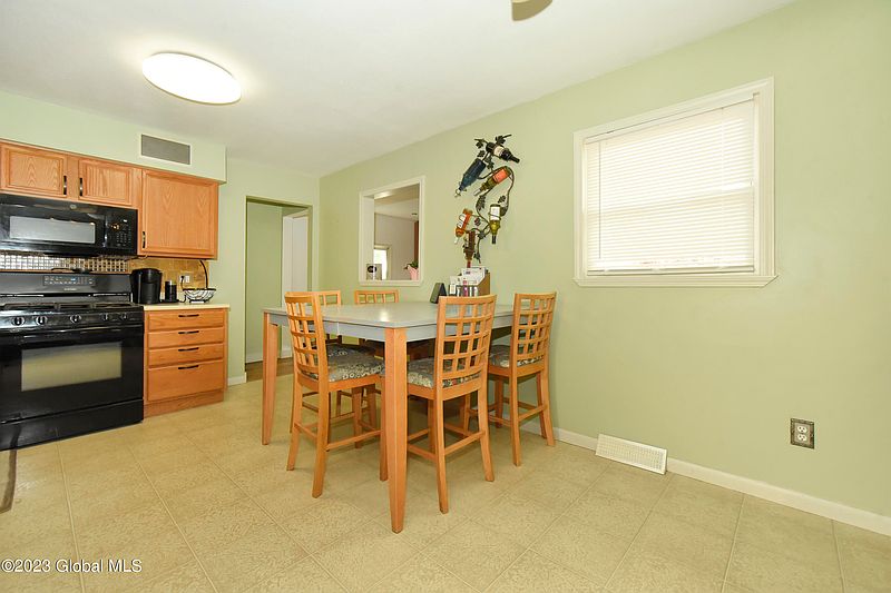 5th image of 946 Altamont Voorheesville Road