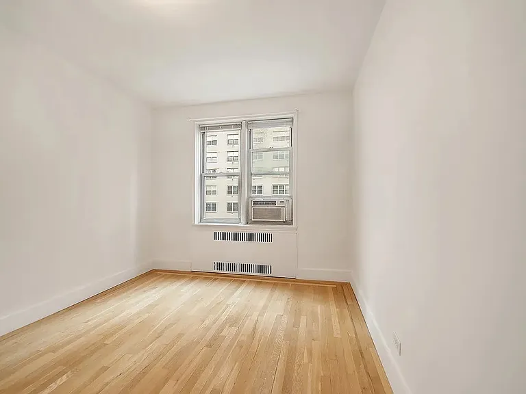 305 W 52nd St #5E — Photo 7