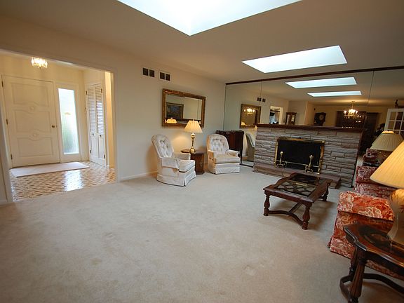 Foyer/Living Room - guest closet