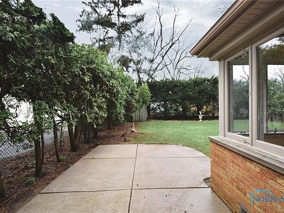3rd image of 2731 Densmore Dr