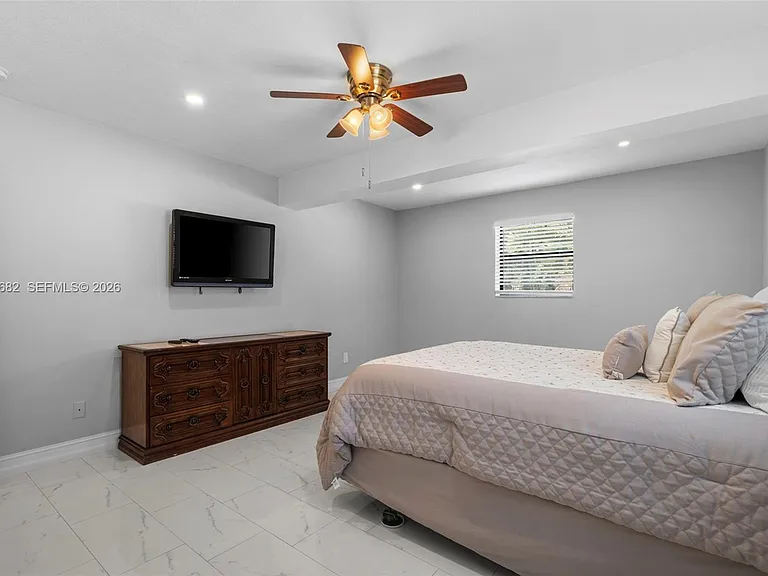 101 NE 2nd Pl — Photo 7