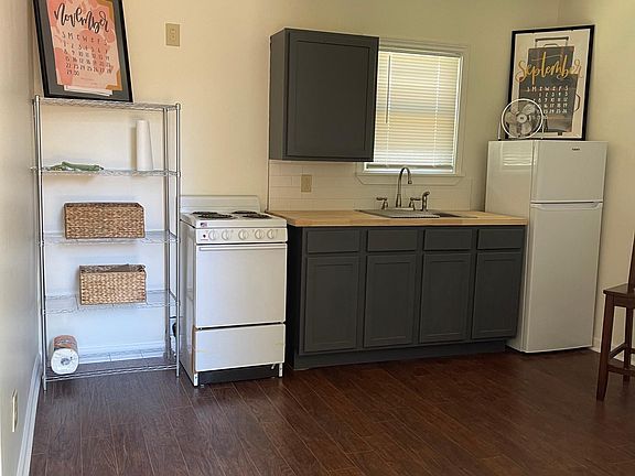 Kitchen/dining/living area