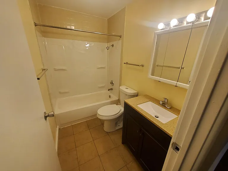 Abbott Acres Apartments — Photo 33