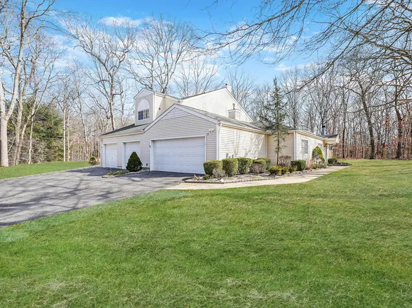 88 Rabbit Run, Manorville, NY 11949