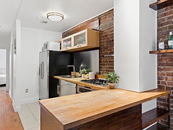 3rd image of 243 Mulberry St APT 5R
