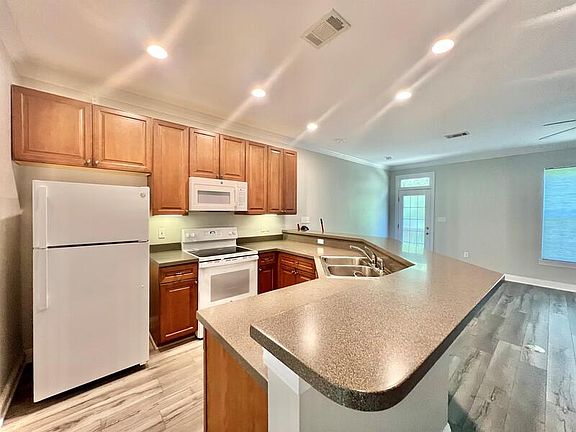 5th image of 221 Evans St