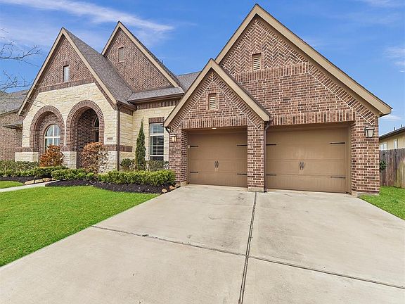 This home sits on a large lot with a private backyard (no back neighbors) with a large patio perfect for enjoying beautiful lake views. The wide driveway leading to the oversized double garage (with tandem) allows for plenty of off-street parking for