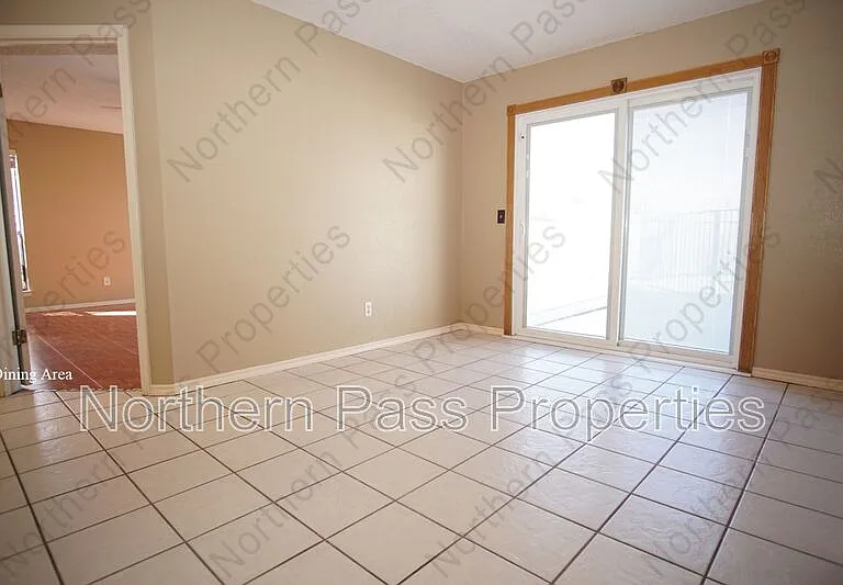 637 Woodcrest Ln — Photo 4