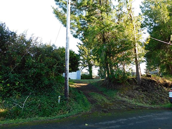 2nd image of 935 SW Canyon Dr