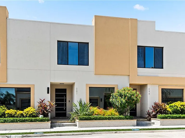 207 Canary Ave — Photo 2