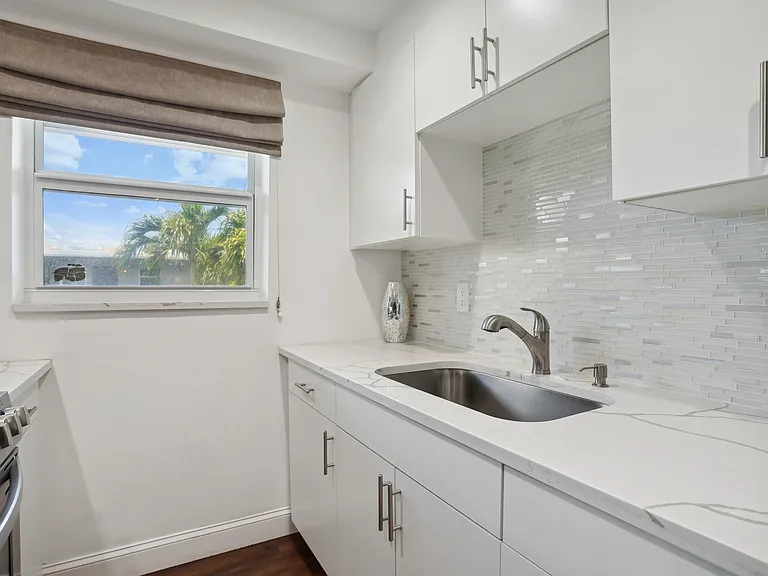 306 NE 1st Ave #210 — Photo 7