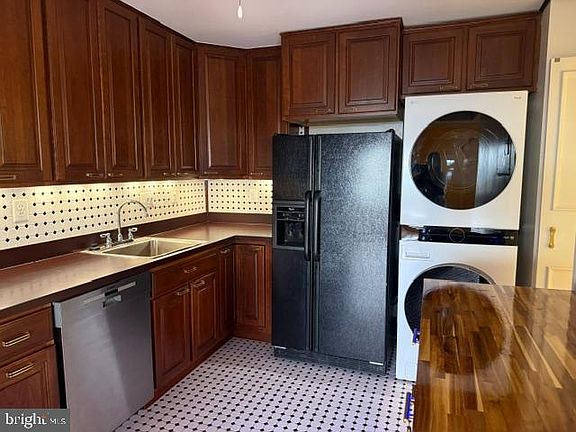 2nd image of 309 Yoakum Pkwy APT 1708