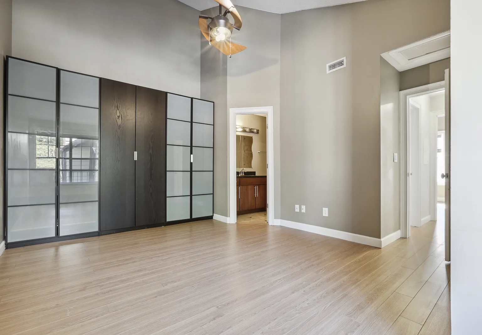 3 bed, 950 sqft, $2,000 — Photo 3