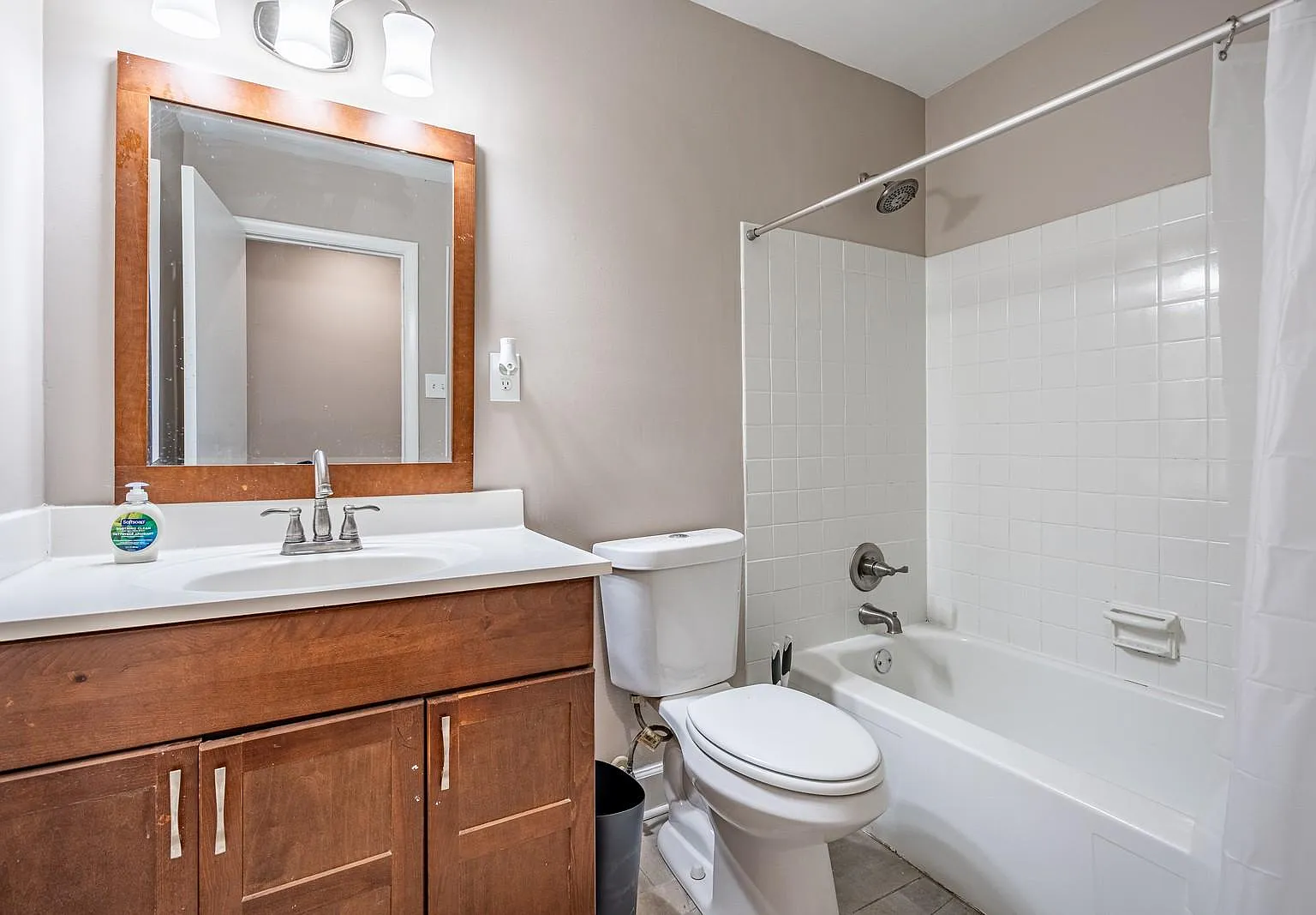 4 bed, 3.0 bath, 300 sqft, $680 — Photo 3