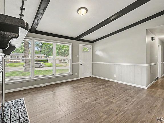5th image of 435 Saint Edward Ln