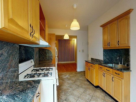 4th image of 118 Bedford Ave APT 2R
