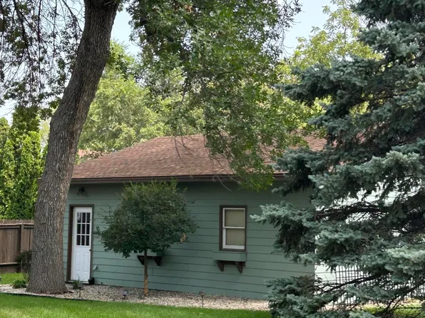 910 Foss Pl, Mitchell, SD 57301