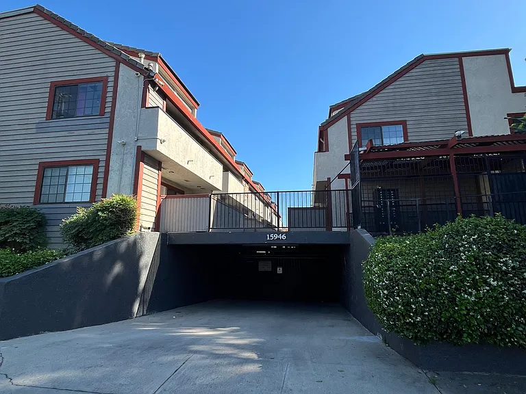 15946 Vanowen St #207 — Photo 8