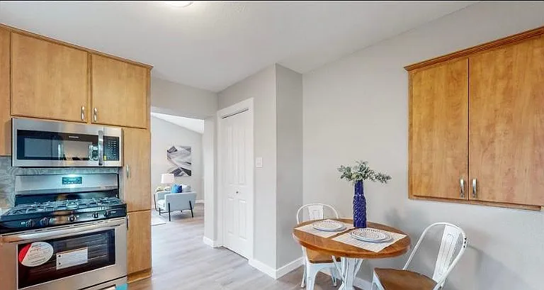 841 W 70th Pl — Photo 8