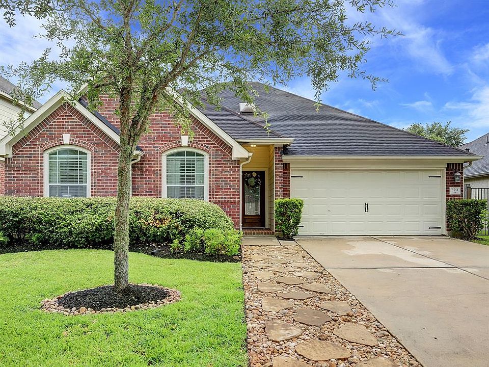 This beautifully updated home is filled with features you and your family are going to love. Find soft neutral colors throughout, raised ceilings, upgraded fixtures, arched doorways, and art niches. Outside find a covered patio with a ceiling fan ove