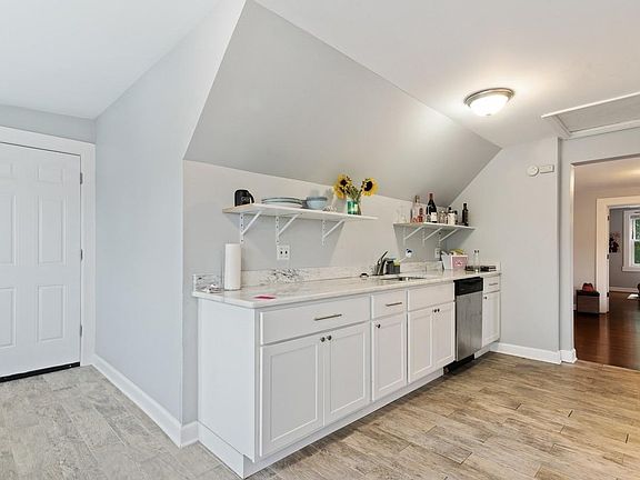 3rd image of 5206 W Ainslie St APT 2