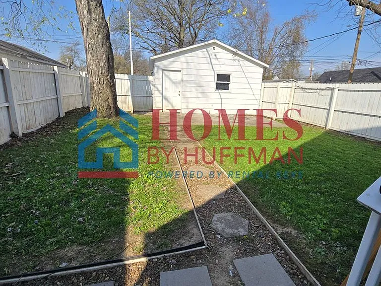 910 Harriet Street — Photo 12