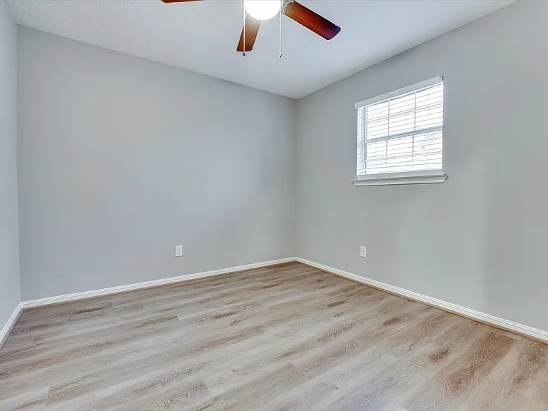 9407 Stockwell Dr — Photo 20