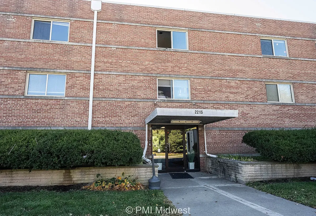 Building Photo - Glenstone Apartments