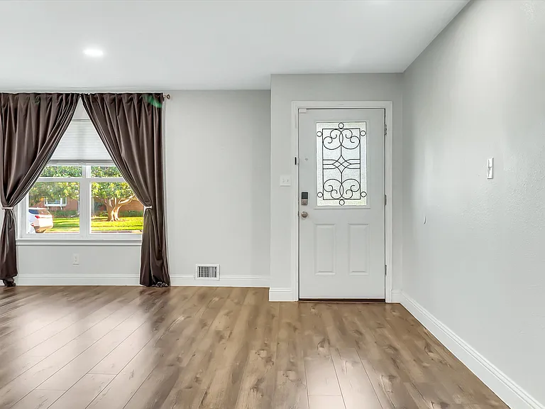 623 Greenleaf Dr — Photo 2