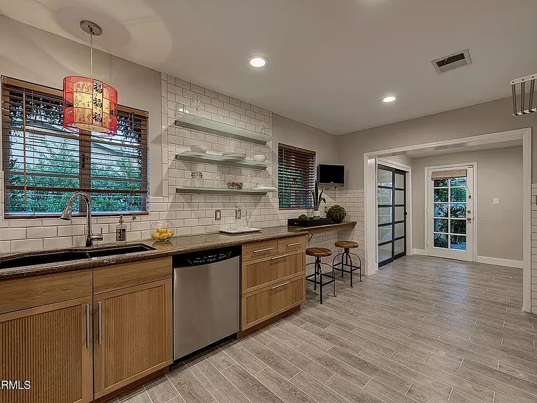 705 W Wilshire Dr — Photo 6