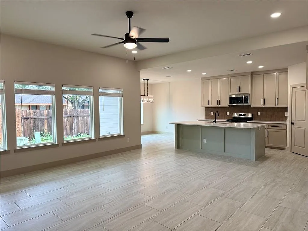 4 bed, 2.0 bath, 1750 sqft, $2,900 — Photo 2