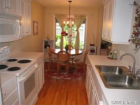 5th image of 326 Summerhaven Dr N
