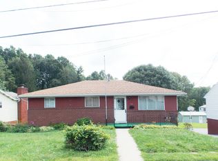 28 Brownfield Ln, Uniontown, PA 15401