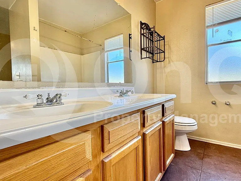 11014 N 81st Ave — Photo 13