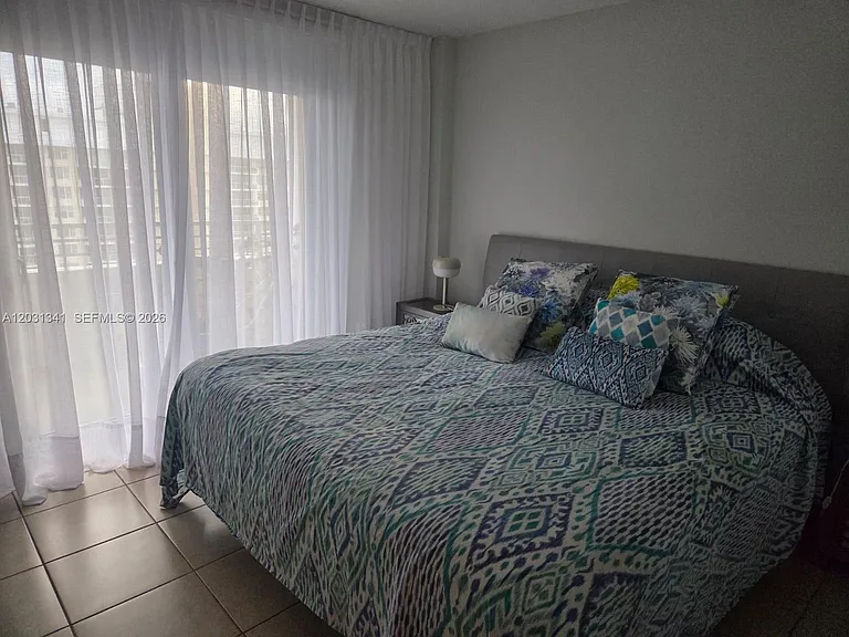5555 Collins Ave #16W — Photo 8