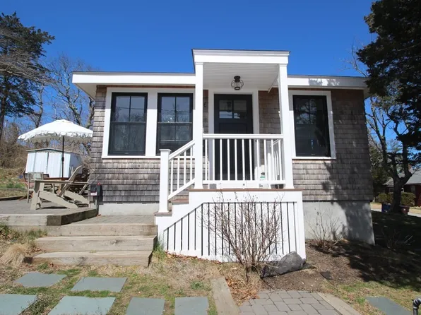 26 Delewanda Rd, Hull, MA 02045