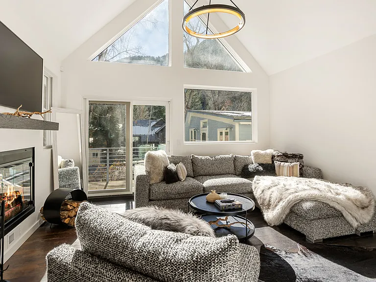 222 W Hopkins Ave — Photo 3