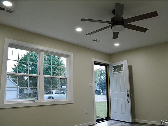 3rd image of 406 Bell Ln
