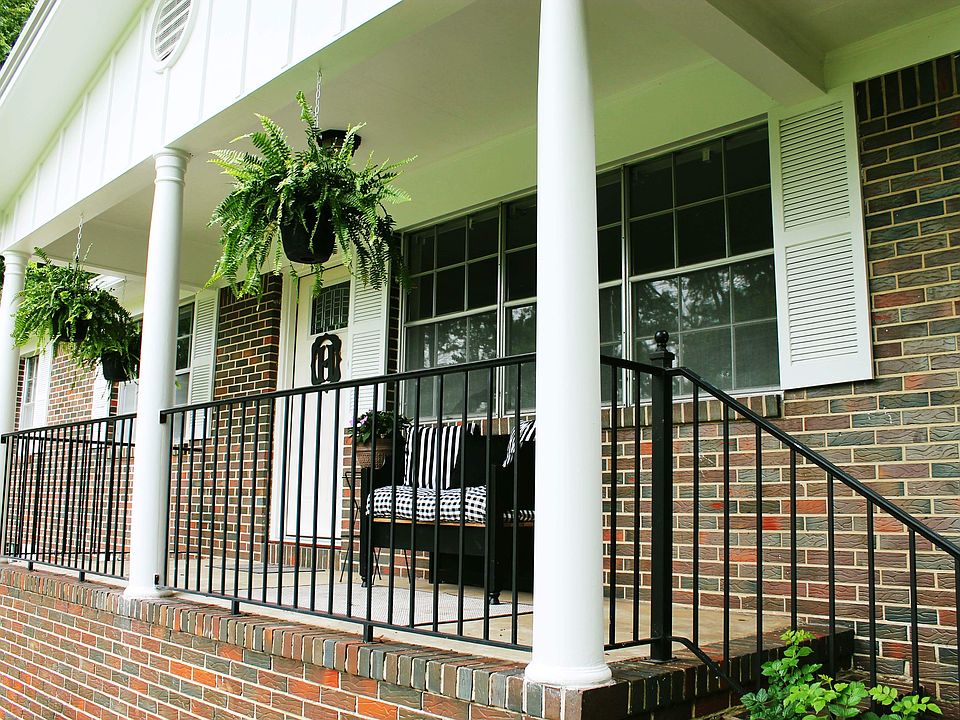 Front porch w/new door