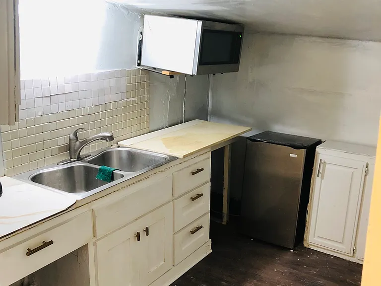 116 W College St #B — Photo 2