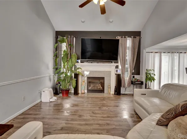 31197 Jaguar Dr, New Baltimore, MI 48047