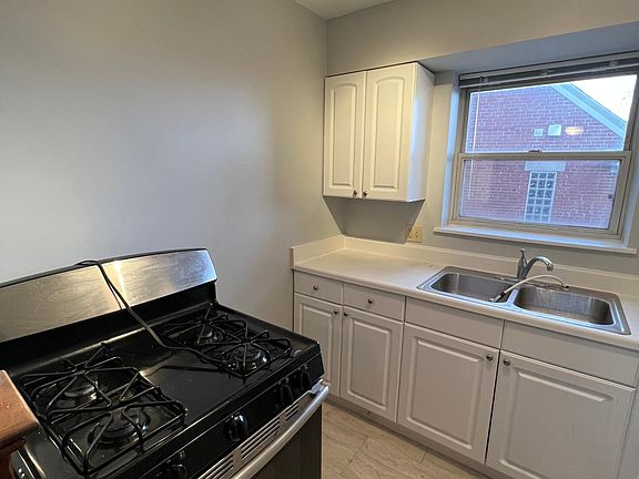5th image of 2822 Victoria Ave Unit 3