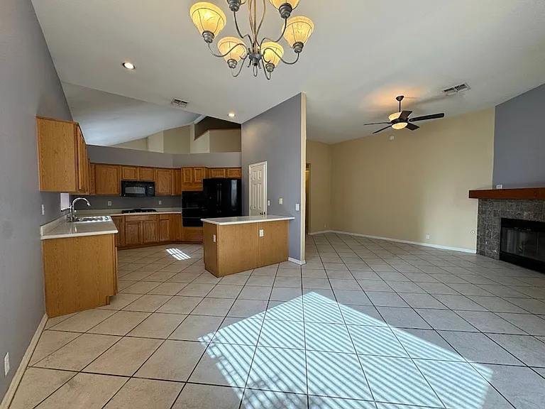 1510 E Charleston Ave — Photo 9
