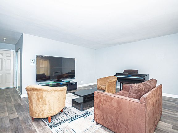 3rd image of 5950 N Kenmore Ave APT 208