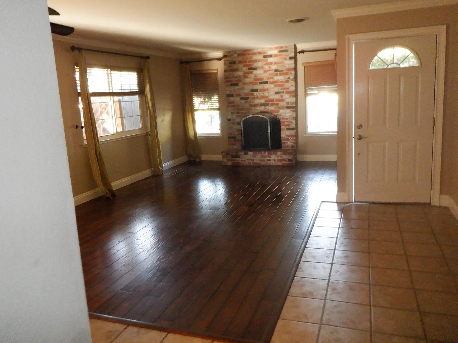 3 bed, 1177 sqft, $2,475 — Photo 2