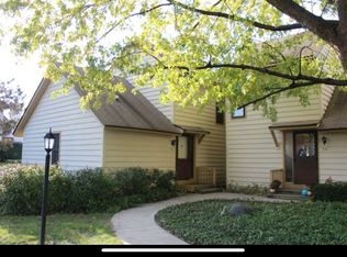 728 Chandler Rd, Gurnee, IL 60031